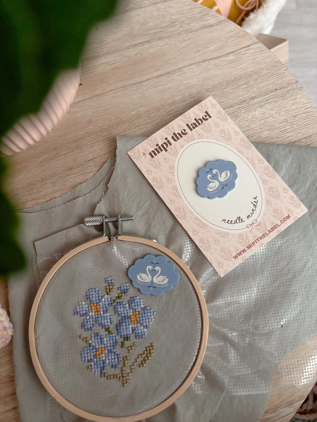 Needle Minder | Swan Duo